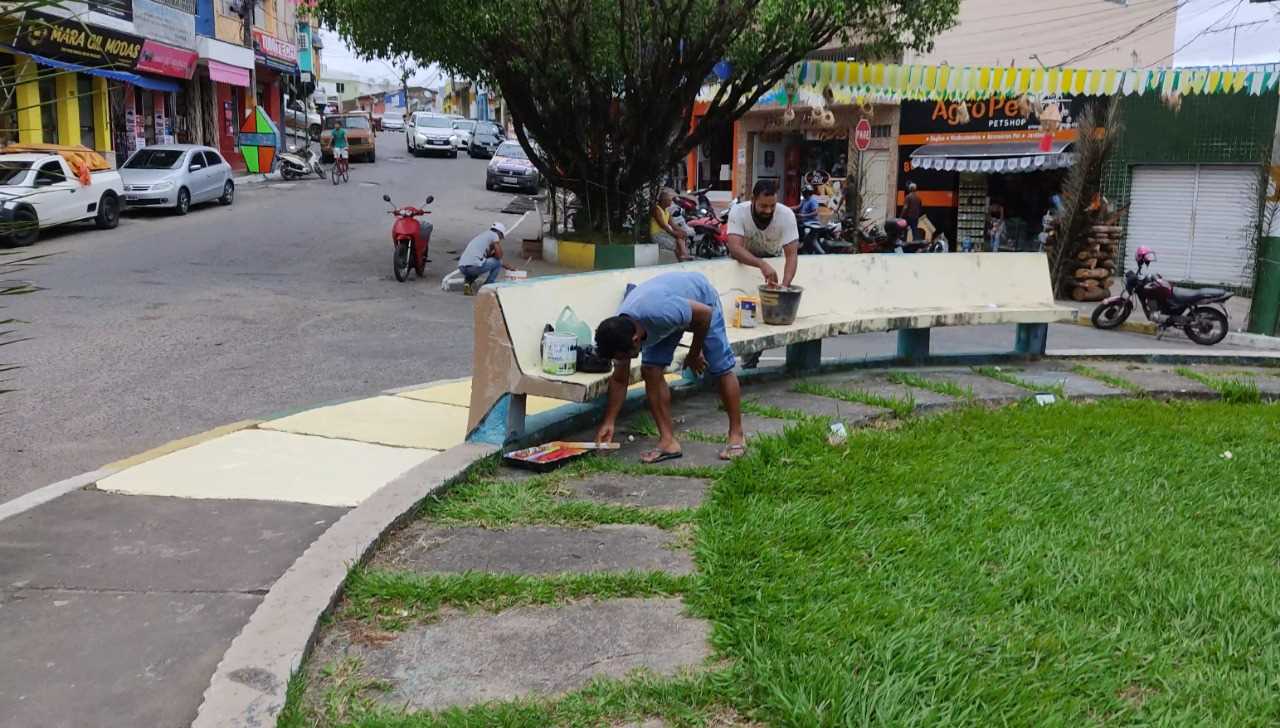 Camacã: Prefeitura ornamenta o centro da cidade com decorações, pintura e limpeza e motiva o comércio